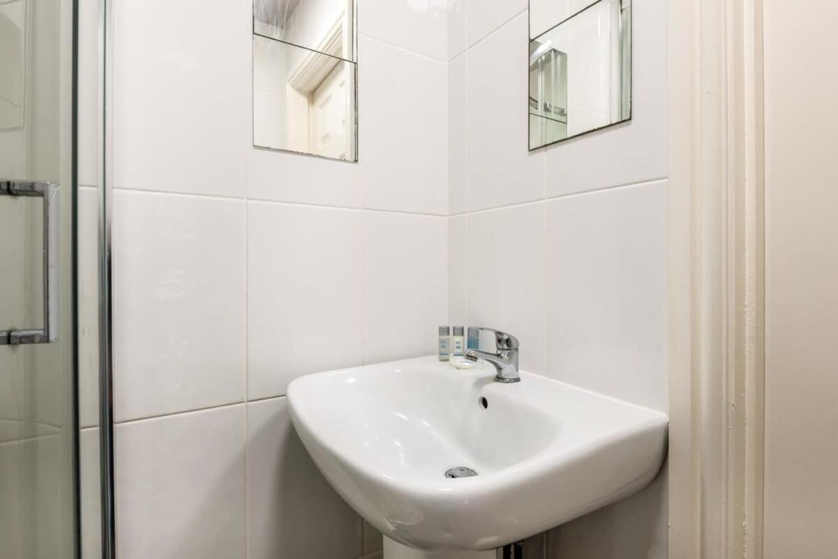Modern & Bright Budget Studio In Central Doncasterアパートメント エクステリア 写真